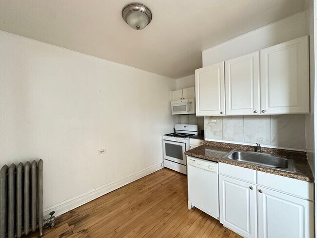 Foto del edificio - 4409 N Kenneth Ave