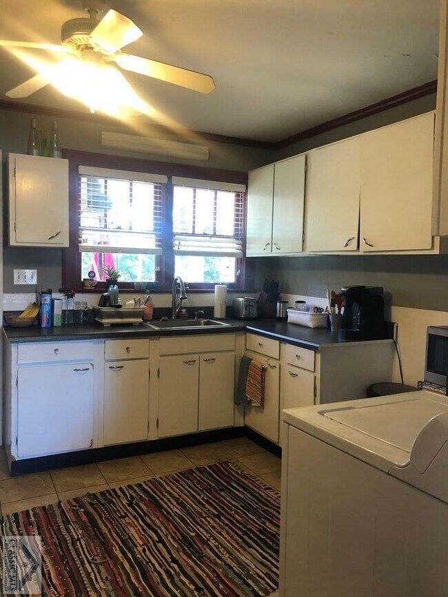Building Photo - 396 Pinecrest Dr