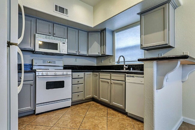 Foto del edificio - Spacious 1st floor condo in Henderson