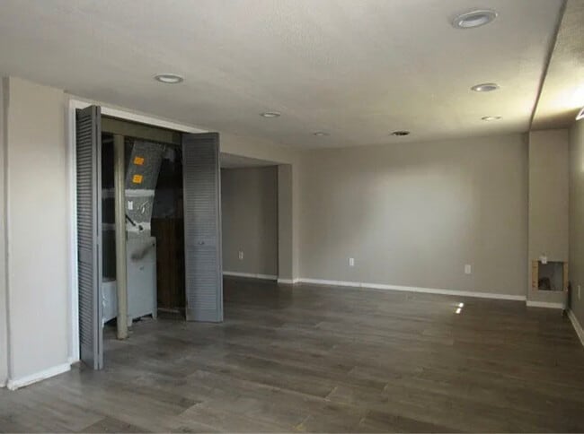 Building Photo - 409 Derrick Ave