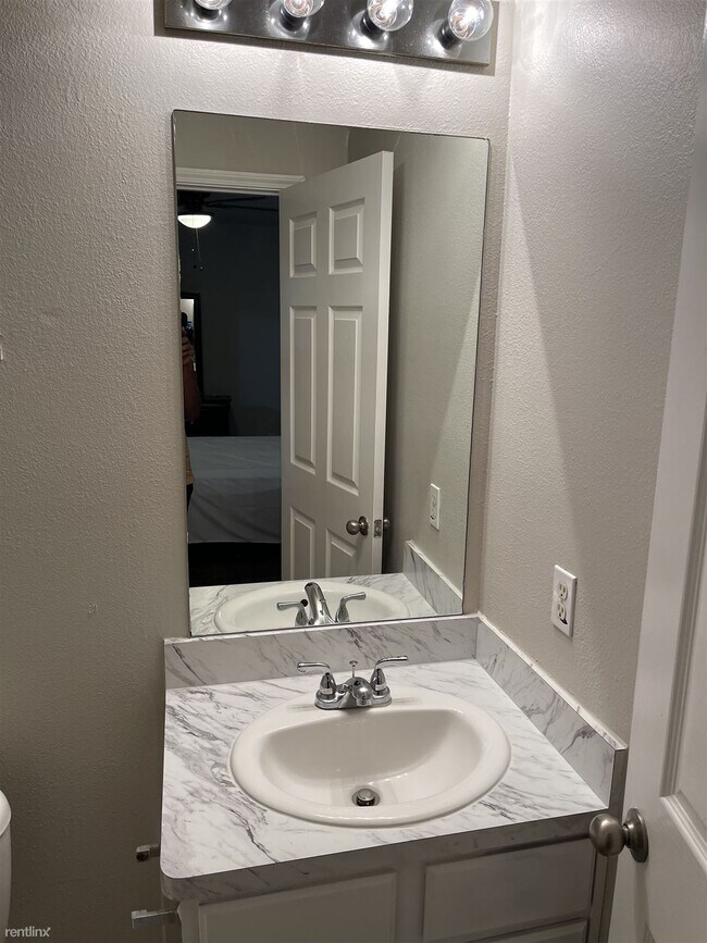 Foto del edificio - 1 br, 1 bath Duplex - 23468 High Point Str...