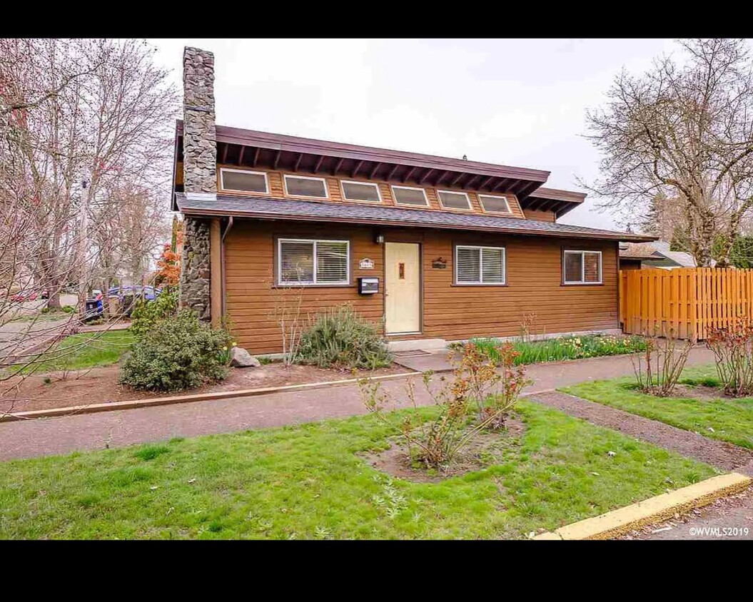 Foto principal - Available Now! 3 Bedroom ~ 1 Bathroom Hous...