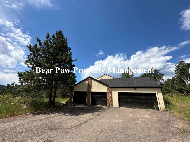 Building Photo - Spacious 4-Bed, 4.5-Bath Retreat in with B...