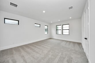 Building Photo - 12010 Royal Oaks Banner Wy