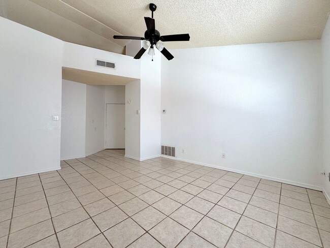 Building Photo - East El Paso 3 bed Refirg A/C
