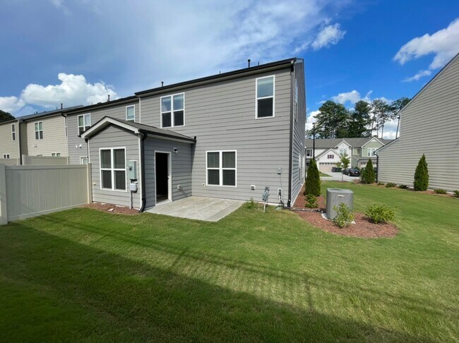 Foto del edificio - Like new 3 Bedroom townhouse with 2 car garage