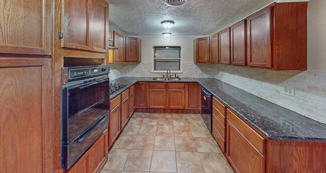 Building Photo - 1100 Dominik Dr