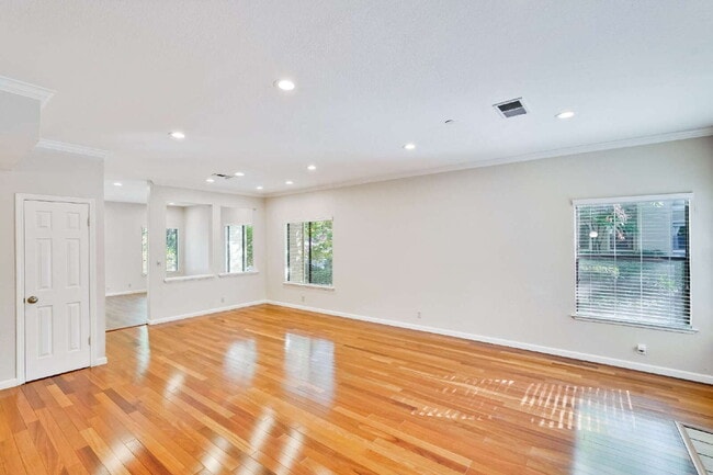 Building Photo - Large, Bright Sunnyvale Townhome near Border of Mountain View