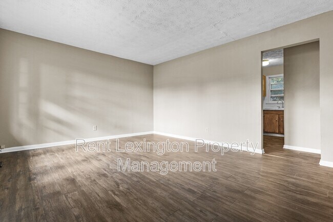 Building Photo - 2461 Mirahill Dr