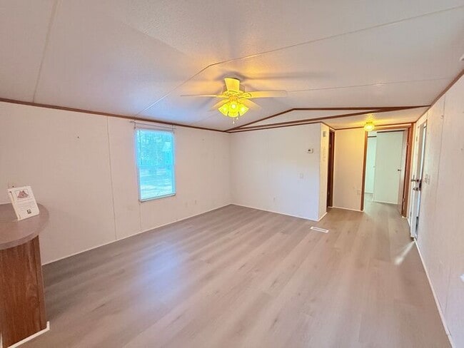 Foto del edificio - Single Wide Home 5 minutes to Wrightsville Beach and UNCW 2 bedroom with deck