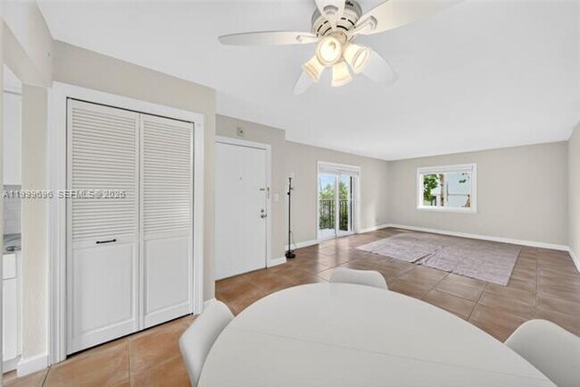 Foto del edificio - 6815 Edgewater Dr