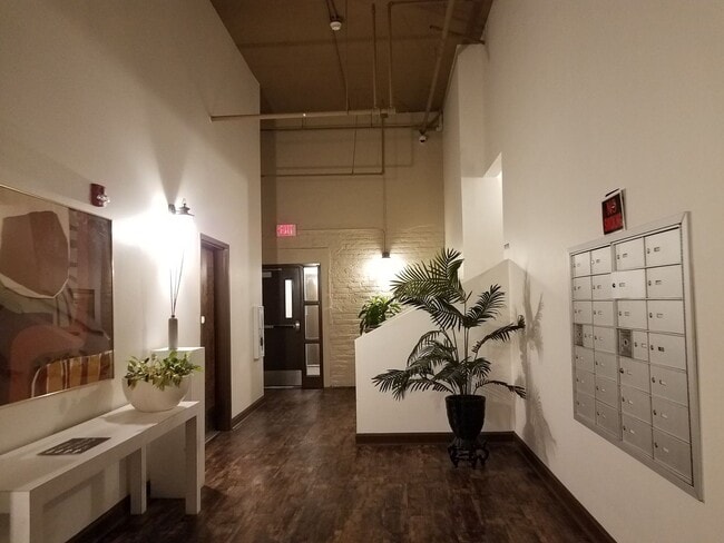 Building Photo - Furnished 2/2 - first floor unit