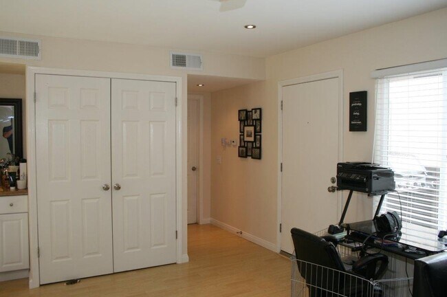 Building Photo - 1222 Cabrillo Park Dr