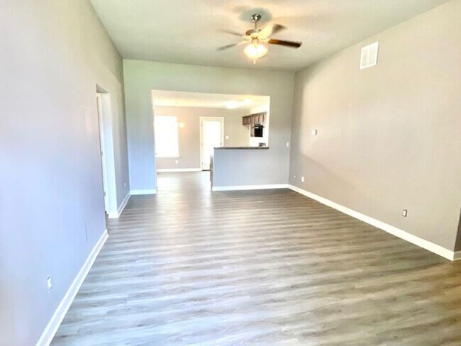 Building Photo - Now Leasing a 3 bedroom 2 bath home in Sou...