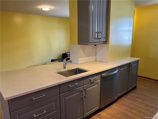 Foto del edificio - 2213 St Raymond Ave