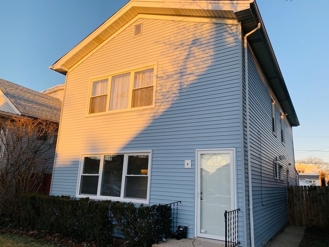 Primary Photo - 4135 N Meade Ave