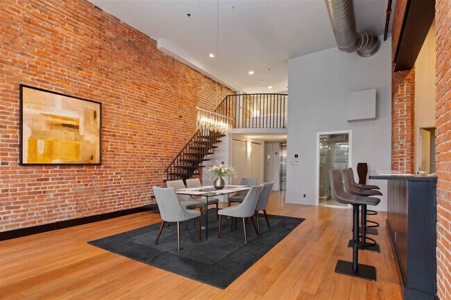 Foto del edificio - 610 Clinton St