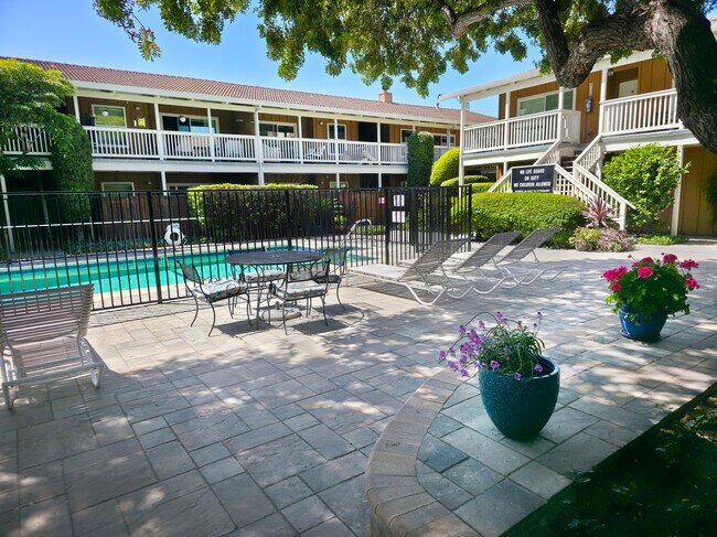 Building Photo - 135 Acalanes Dr