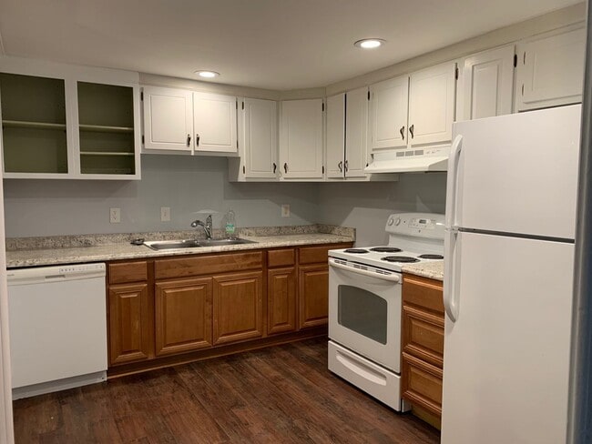 Building Photo - 2 Bedroom with bonus room 1.5 Bath Lower-L...