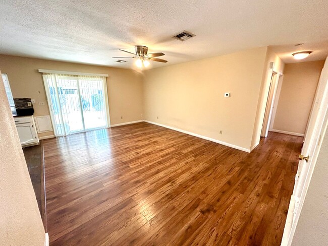 Building Photo - AVAILABLE NOW! 3 Bedroom / 2 Bath Home Nea...