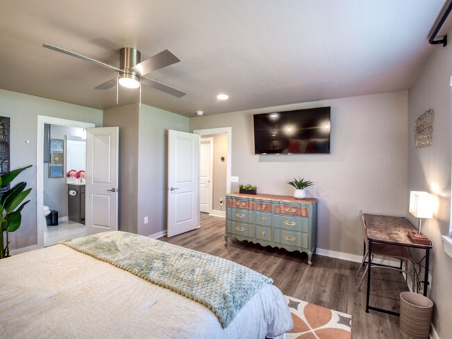 Building Photo - 613 Abadan Dr