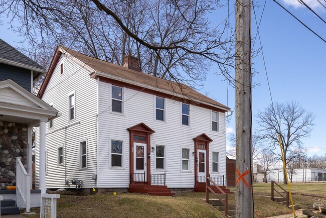 Building Photo - Trail St 223-225 W
