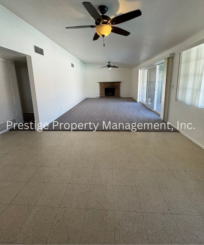 Foto del edificio - Stop Your Search! This 3/2+ Bonus Room is Centrally Located with a Pool and More!