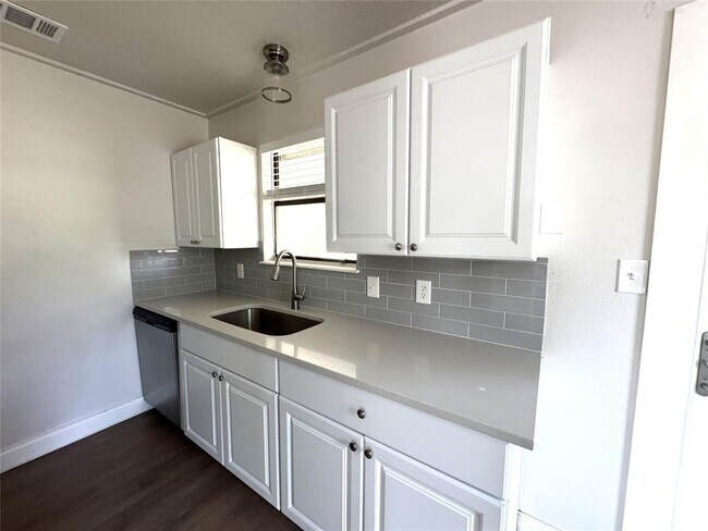 Foto del edificio - 1558 Lovers Ln