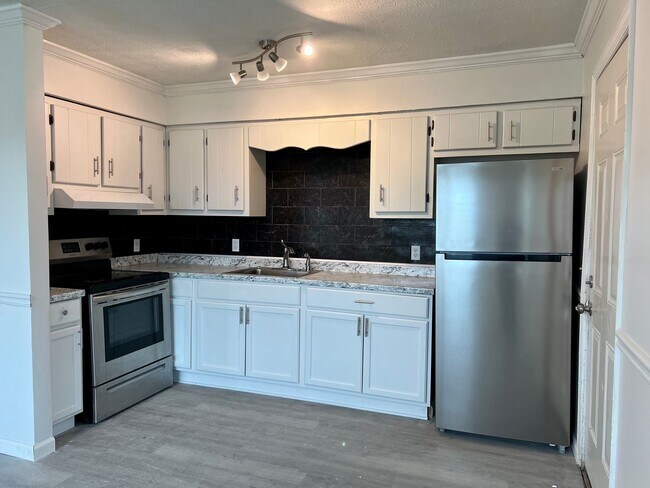 Foto del edificio - ***MOVE IN SPECIAL - $300 OFF FIRST MONTHS...