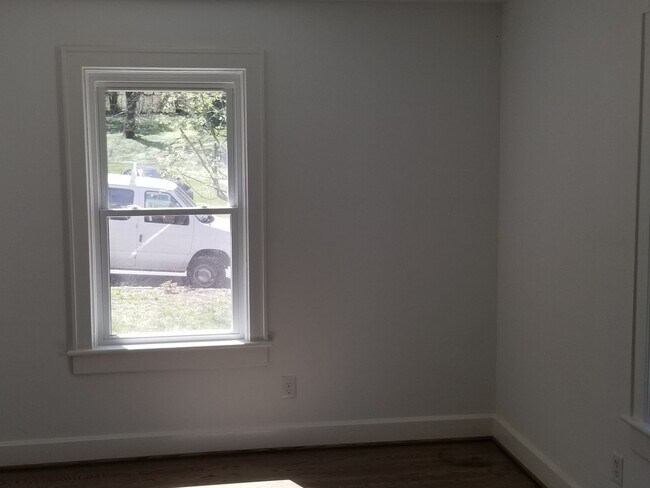 Building Photo - Single Family 3 BR, 1.5 Bath Rental House ...