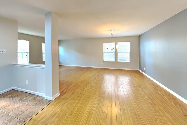 Foto del edificio - 7030 Maple Park Ln