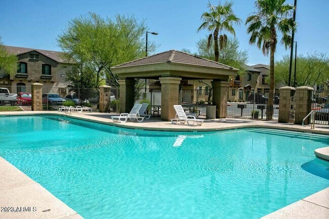 Foto del edificio - 2727 N Price Rd