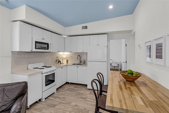 Foto del edificio - 3850 Charles Ter