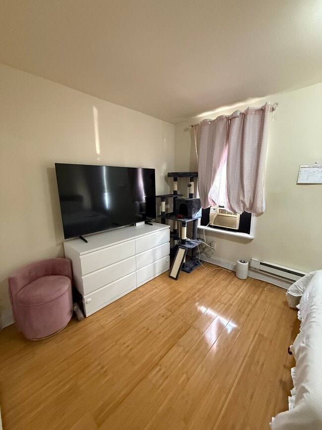 Photo - 1630 N Sydenham St Apartment