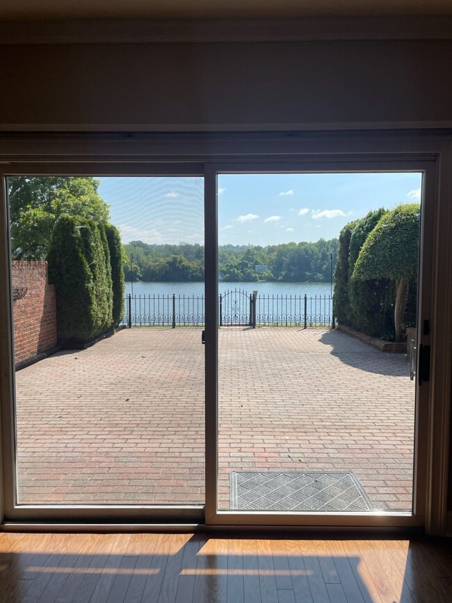 Building Photo - Gorgeous Townhome on the Tennessee River