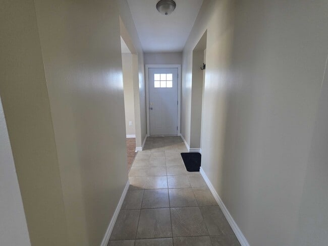 Building Photo - 712 Victoria St