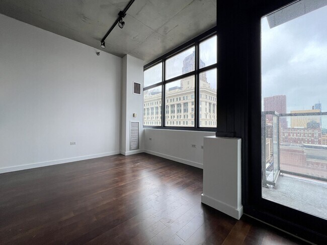 Foto del edificio - 235 W Van Buren St