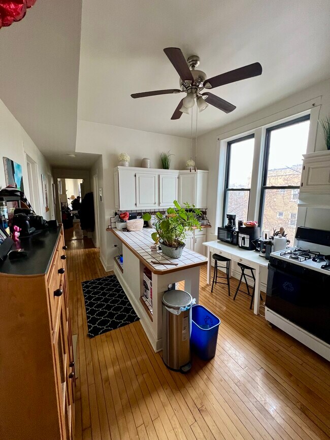 Foto del edificio - 2457 N Drake Ave