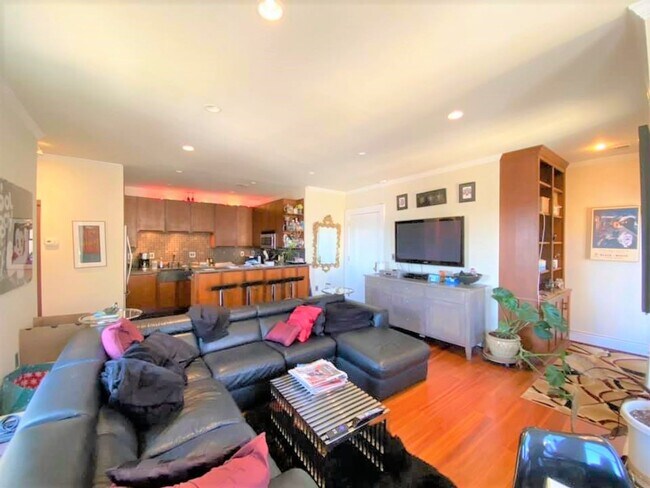 Building Photo - Lovely 2 BR/1 BA Condo in Logan Circle!