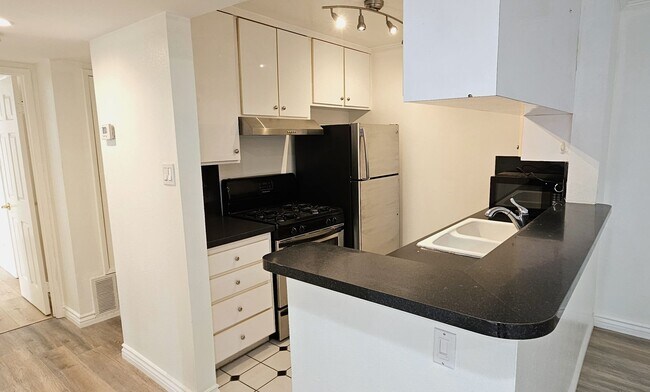 Building Photo - Beautiful 2 Bedrooms, 1 Bath Condo in Grea...