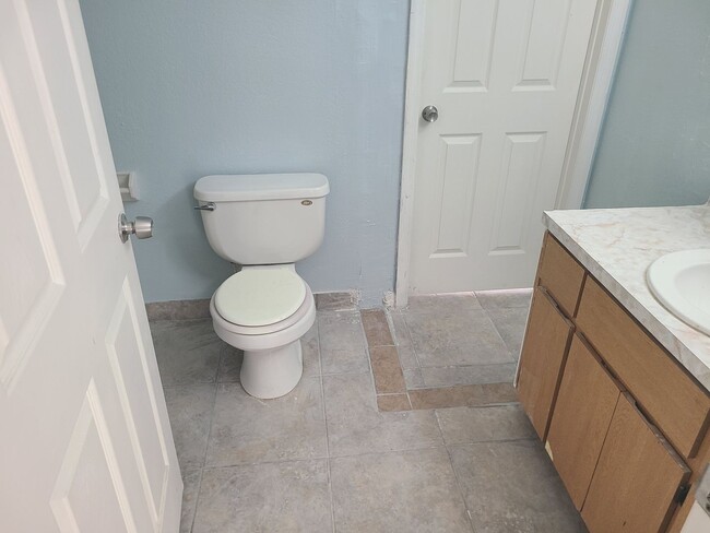 Building Photo - Room for rent. private bedroom with shared...