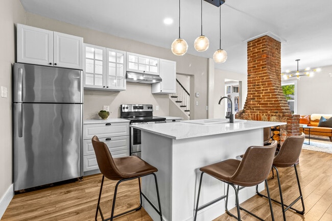 Building Photo - FIVE BEDROOM HOUSE AVAILABLE - DOWNTOWN DA...