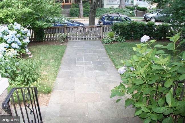 Foto del edificio - 3710 Livingston St NW