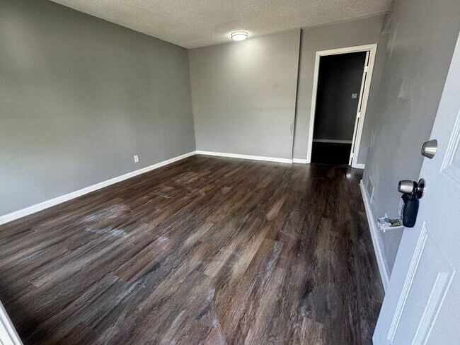 Building Photo - Freshly renovated 4bed/1bath
