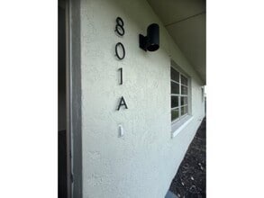 Building Photo - 801 SE 8th Pl