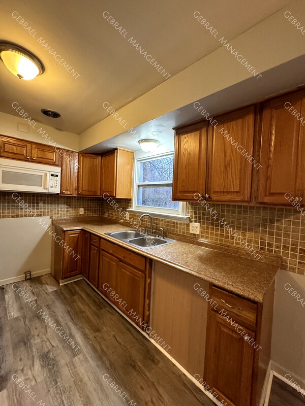 Building Photo - 3112 Sherwood Dr