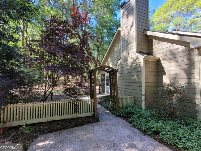 Building Photo - 5755 Hendrix Rd