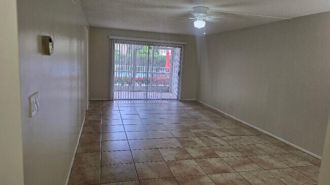 Foto del edificio - 8605 W Sample Rd