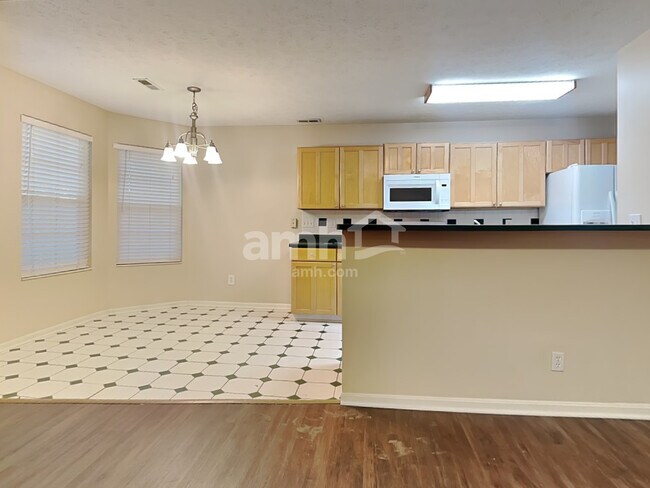 Foto del edificio - 682 Whippoorwill Dr