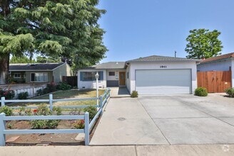 Building Photo - 1841 Briarwood Dr